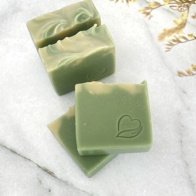 Barras de sabonete verde com selo em relevo sobre mármore branco