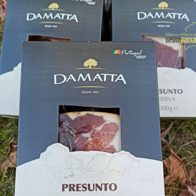 Embalagens de presunto DaMatta fatiado com texto e etiquetas em ambiente exterior