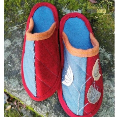 Chinelos de quarto coloridos em tecido sobre pedra com musgo