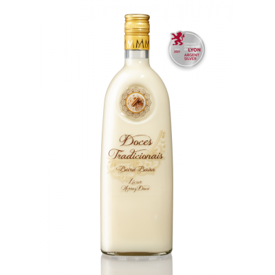 Garrafa de licor Beira Baixa com rótulo dourado e selo prata de prémio