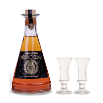 Garrafa de licor âmbar com rótulo preto e dois copos de vidro pequenos num fundo branco