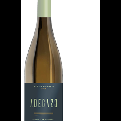 Garrafa de vinho branco ADEGA23 com rótulo azul escuro