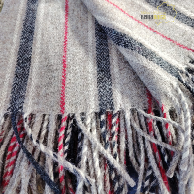 Cachecol riscado em cores cinza, bege, preto e vermelho com franjas