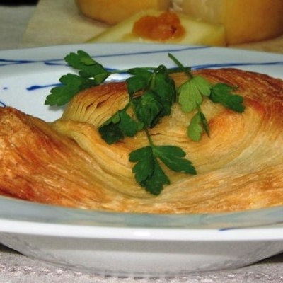 Prato com pastel de massa folhada e salsa