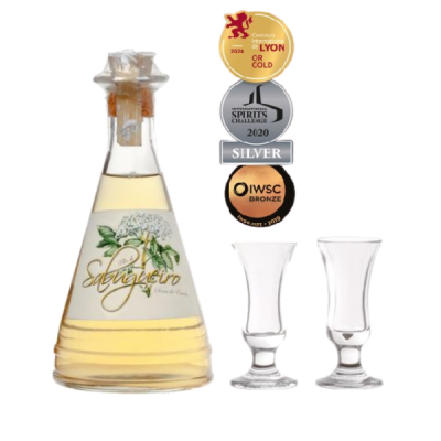 Garrafa de licor dourado com etiqueta SalviaGiro e dois copos de vidro transparentes