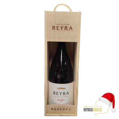 Garrafa de vinho Beyra reserva 2023 numa caixa de madeira clara com alça de corda