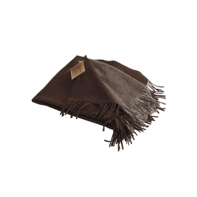 Cachecol castanho com franjas, tecido macio e padrão discreto