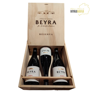 Caixa de madeira com três garrafas de vinho Beyra Reserva