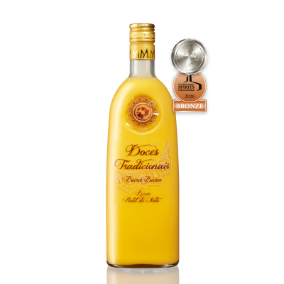 Garrafa de licor amarelo com rótulo e medalha bronze