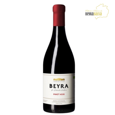 Garrafa de vinho tinto BEYRA Pinot Noir com rótulo branco e tampa vermelha