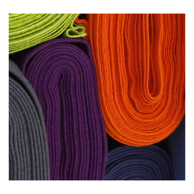 Almofadas ou tapetes enrolados coloridos com textura de tecido grosso