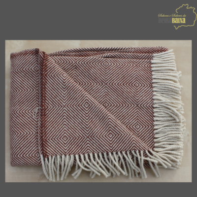 Manta decorativa em tecido com padrão geométrico castanho e bege com franjas