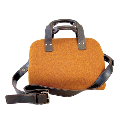 Mala castanho alaranjado com alças e correia preta