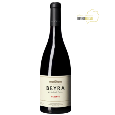 Garrafa de vinho tinto Beyra Reserva com rótulo branco sobre fundo branco