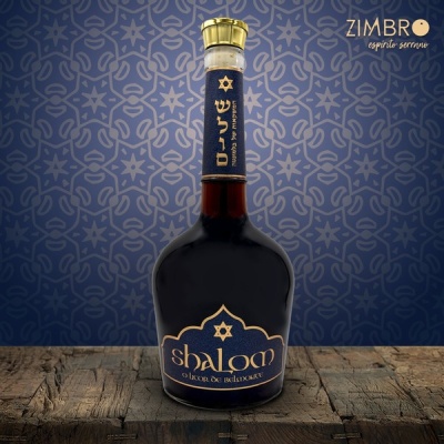 Garrafa de licor Shalom com selo azul e dourado sobre madeira rústica e fundo azul decorativo