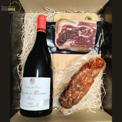 Conjunto gourmet com vinho tinto, presunto curado e chouriço embalados