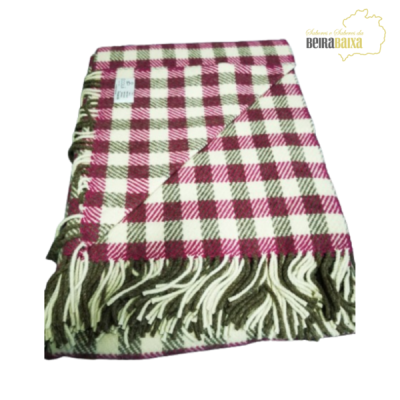 Cobertor ou manta xadrez vinho, verde e branco com franjas e etiqueta.