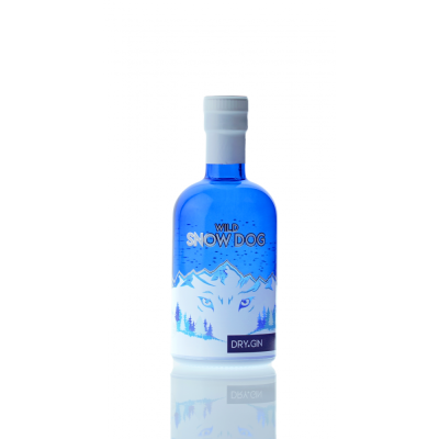 Garrafa de gin azul com rótulo WILD SNOW DOG, ilustração de montanhas e lobo