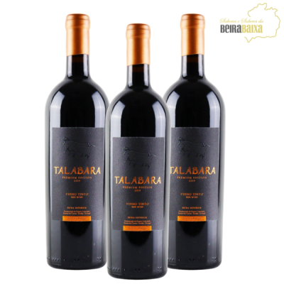 Três garrafas de vinho tinto Talabara com rótulo preto e dourado e tampa bronze