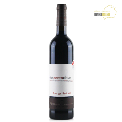 Garrafa de vinho tinto Touriga Nacional doispontocinco com rótulo branco e castanho