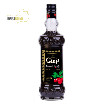 Garrafa de ginja com rótulo preto e dourado com cerejas