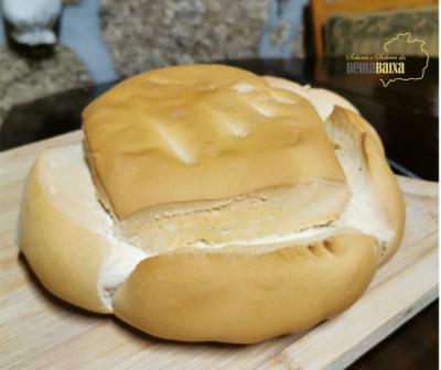 Pão, bicas de azeite, bolas e broas