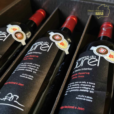 Três garrafas de vinho tinto Beira Interior Grande Reserva em embalagem de madeira