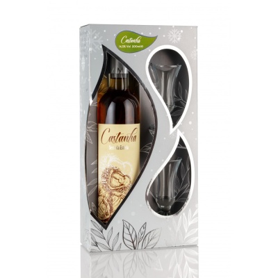 Conjunto presente com garrafa de bebida Castanha e duas chávenas de vidro em caixa decorativa branca.