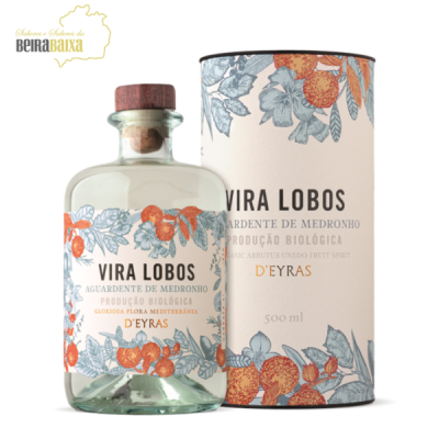 Garrafa e embalagem de aguardente Vira Lobos decoradas com ilustrações de medronhos.