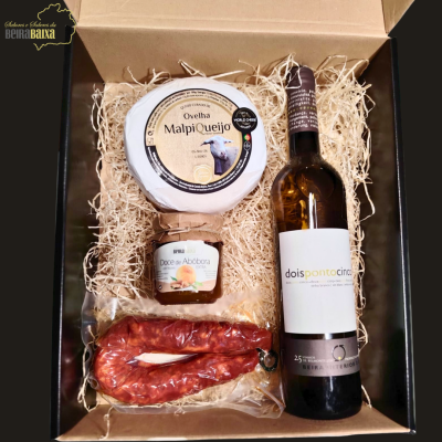 Conjunto de presente com queijo, doce, enchido e vinho em caixa de cartão