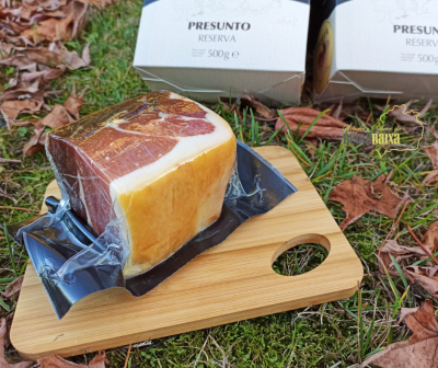 Presunto reserva embalado a vácuo numa tábua de madeira ao ar livre