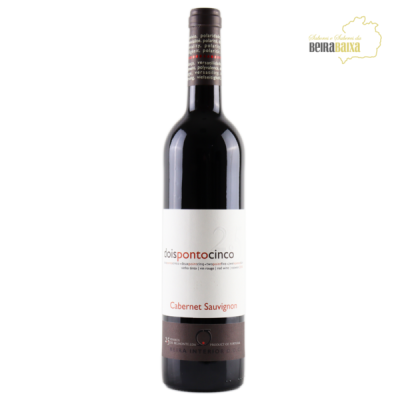 Garrafa de vinho tinto Cabernet Sauvignon com rótulos branco e castanho