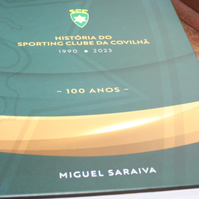 Capa de livro verde com texto dourado e branco sobre História do Sporting Clube da Covilhã.
