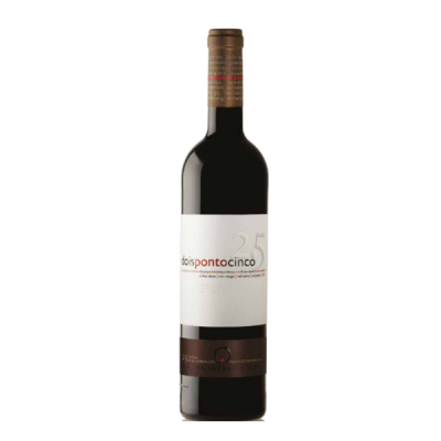 Garrafa de vinho tinto com etiqueta branca e preta e tampa castanha