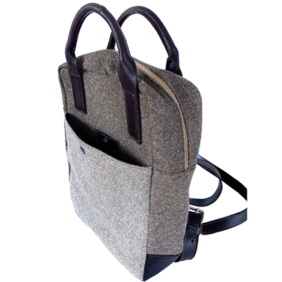 Mochila cinza de tecido com detalhes em couro preto e bolso frontal