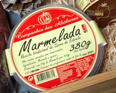 Embalagem redonda de marmelada com rótulo vermelho e creme da Companhia das Abóboras