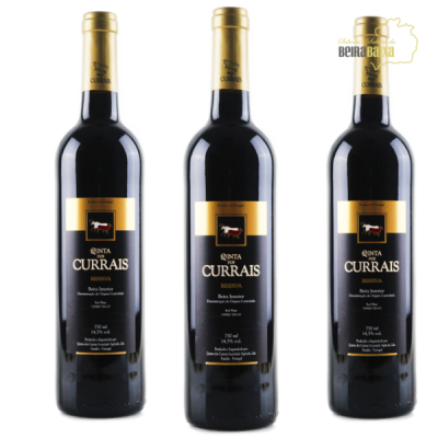 Três garrafas de vinho tinto Quinta dos Currais com rótulos pretos e dourados
