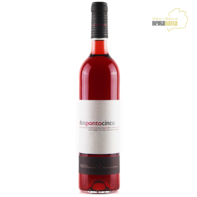 Garrafa de vinho rosé com rótulo branco e texto doispontocinco