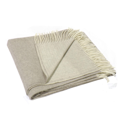 Manta bege com franjas em fundo branco