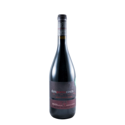 Garrafa de vinho tinto com rótulo vermelho e preto e texto visível