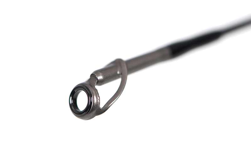 Detalhe da ponta de uma cana de pescar com anilha metálica