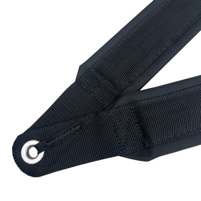 Correia preta com ilhó metálico