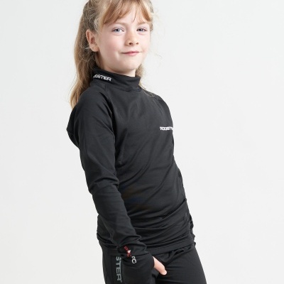 Menina a usar camisola preta de manga comprida com gola alta e texto branco