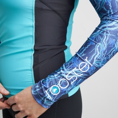 Camisa de manga comprida azul com padrão de coral e texto 'rooster' na manga