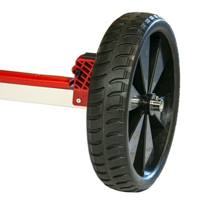 Roda preta de pneus com aro plástico numa estrutura metálica branca e vermelha