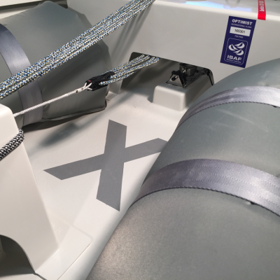 Interior de barco inflável cinzento com textos OPTIMIST 160301 ISAF