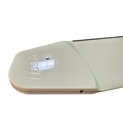 Produto branco com texto em relevo 'LUCY'