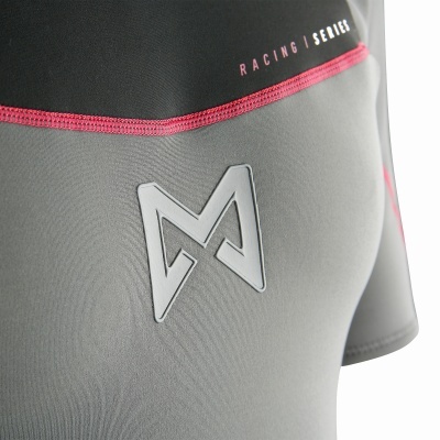 Pormenor de roupa desportiva cinza e preta com logotipo e texto Racing Series