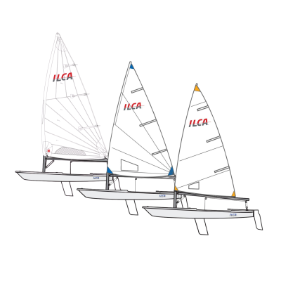 Três velas de barcos ILCA em branco com detalhes coloridos e embarcações cinzentas