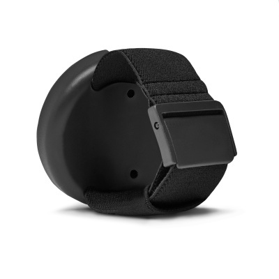 Suporte de feltro preto com claquete e bracelete elástico preto em fundo branco